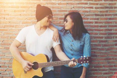 Hipster çift sarılma, uzağa arıyorsunuz ve standi gülümseyen