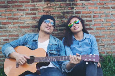 Kız arkadaşı için açık br karşı gitar hipster adam