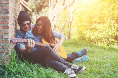 Hipster adam öğretmek sit süre arkadaşına gitar çalmak