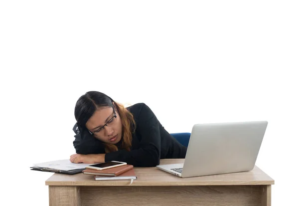 Joven mujer de negocios cansada con su trabajo duerme en su escritorio —  Fotos de Stock