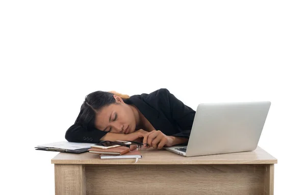 年轻的企业妇女疲倦与她的工作在她的书桌睡着了 — 图库照片