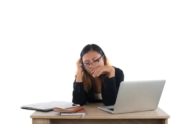 Jovem mulher de negócios cansado com seu trabalho adormecer em sua mesa — Fotografia de Stock