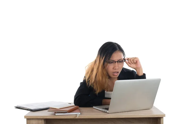 Estressado jovem mulher de negócios na mesa com um laptop isolado — Fotografia de Stock