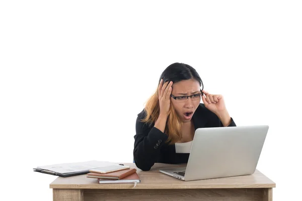 Estressado jovem mulher de negócios na mesa com um laptop isolado — Fotografia de Stock