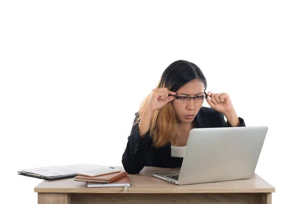 Estressado jovem mulher de negócios na mesa com um laptop isolado — Fotografia de Stock