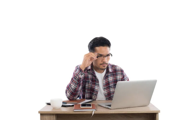 Jovem empresário trabalhando no laptop isolado no fundo branco — Fotografia de Stock