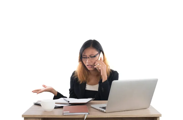 Empresária falando ao telefone enquanto trabalha no escritório isolado em — Fotografia de Stock