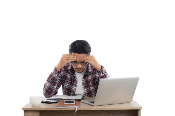 Беспокойный бизнесмен плачет перед компьютером после того, как получил м — стоковое фото
