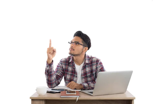 Jovem empresário apontando o dedo para cima no local de trabalho inteligente — Fotografia de Stock