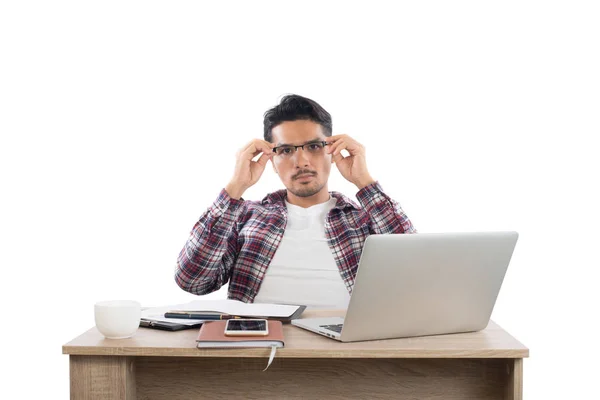 Mladý podnikatel drží brýle na pracovišti promyšlené wi — Stock fotografie