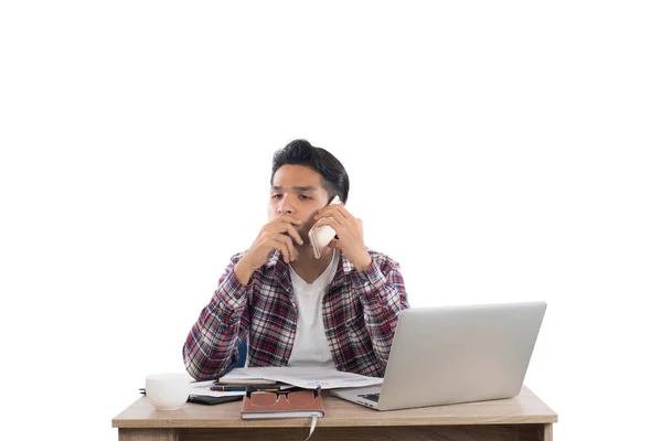 Empresário falando ao telefone enquanto trabalha com laptop no o — Fotografia de Stock
