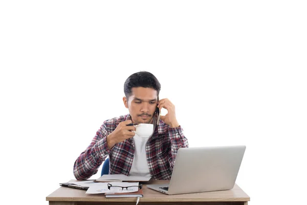 Empresário falando ao telefone enquanto trabalha com laptop no o — Fotografia de Stock