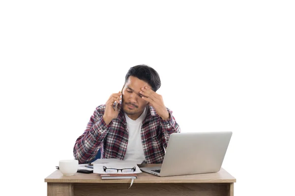 Empresario hablando por teléfono mientras trabaja con el ordenador portátil en el o —  Fotos de Stock