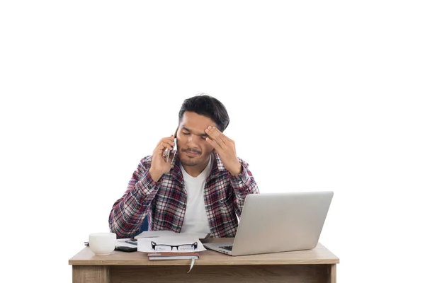 Empresário falando ao telefone enquanto trabalha com laptop no o — Fotografia de Stock