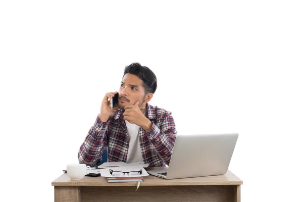 Empresário falando ao telefone enquanto trabalha com laptop no o — Fotografia de Stock