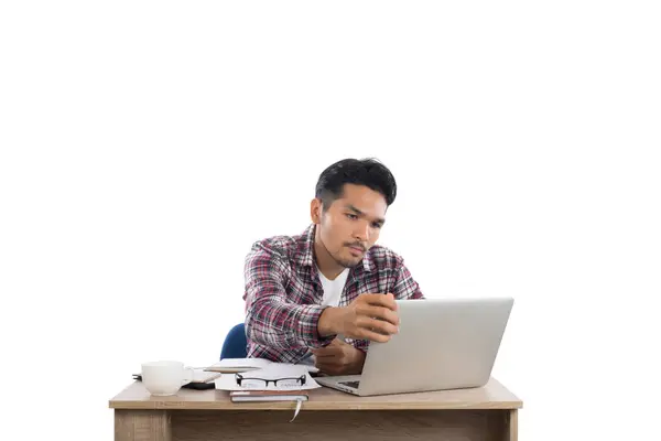 Jovem atencioso olhando para o laptop enquanto sentado em sua wor — Fotografia de Stock