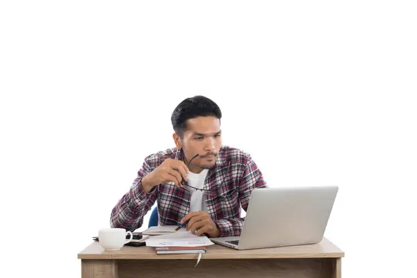 Jovem atencioso olhando para o laptop enquanto sentado em sua wor — Fotografia de Stock