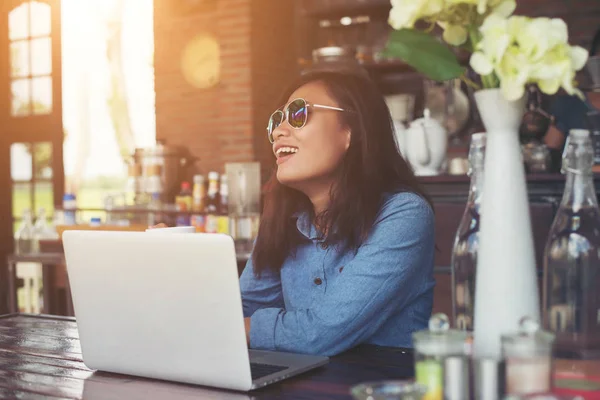 Mulher hipster muito jovem sentado em um café com seu laptop, lo — Fotografia de Stock