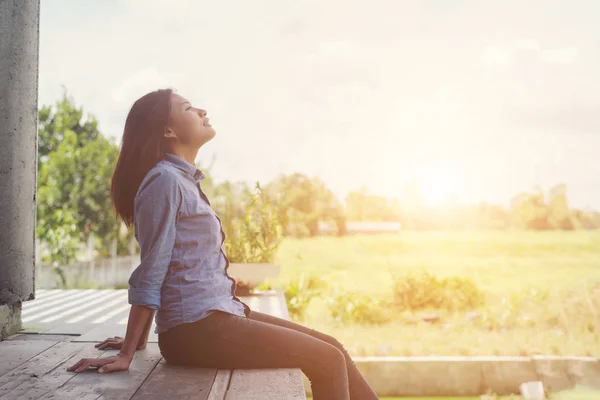 Jonge hipster vrouw loungen, ontspannen sfeer in de ochtend — Stockfoto