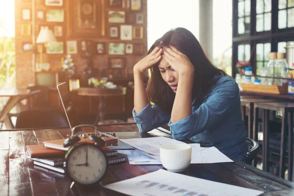 젊은 여 자가 그녀의 노트북, Stressful wor에 대 한 카페에 앉아 — 스톡 사진