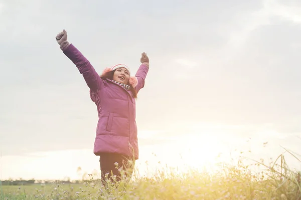 Menina espalhando as mãos e alegria com a natureza, enquanto o tempo de inverno — Fotografia de Stock