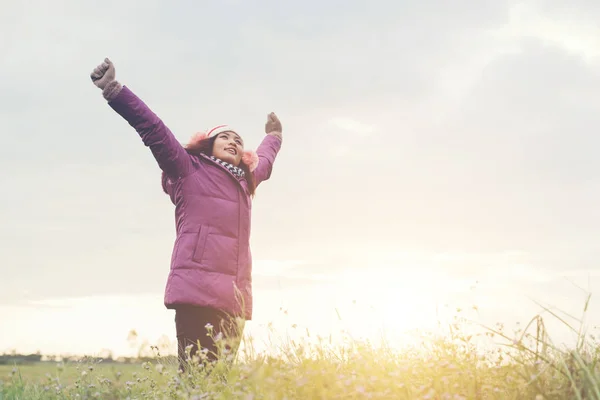 Menina espalhando as mãos e alegria com a natureza, enquanto o tempo de inverno — Fotografia de Stock