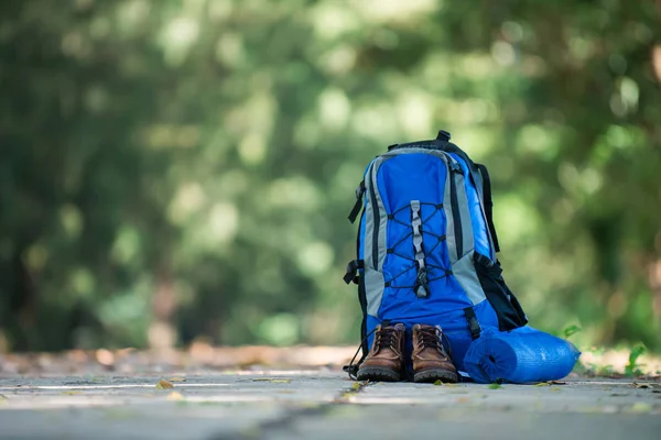 Sırt çantası ve ayakkabı backpackers git yürüyüş sırasında yolun üzerine getirin. — Stok fotoğraf