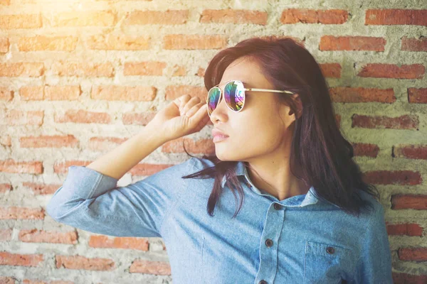 Portret pięknej hipster uśmiechający się ponownie na sobie okulary przeciwsłoneczne — Zdjęcie stockowe