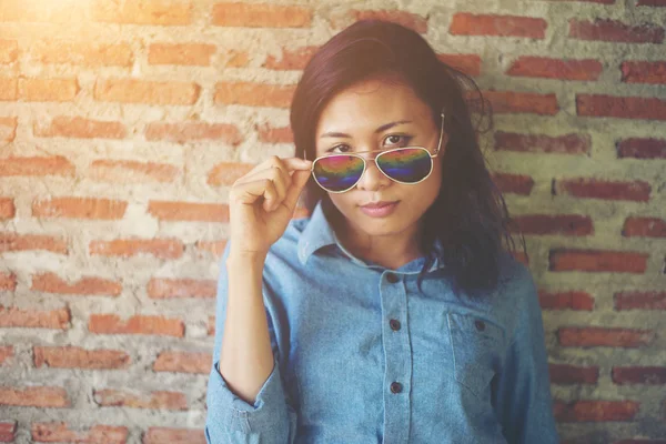 Porträt eines schönen lächelnden Hipsters mit Sonnenbrille — Stockfoto