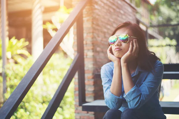 Jonge hipster vrouw zittend op trap terwijl weg wordt gekeken naar o — Stockfoto