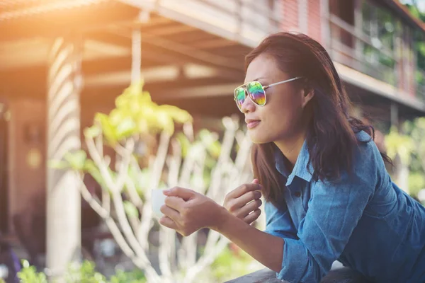 Asyalı kadın onu sabah kahve zevk sabah kahve içme