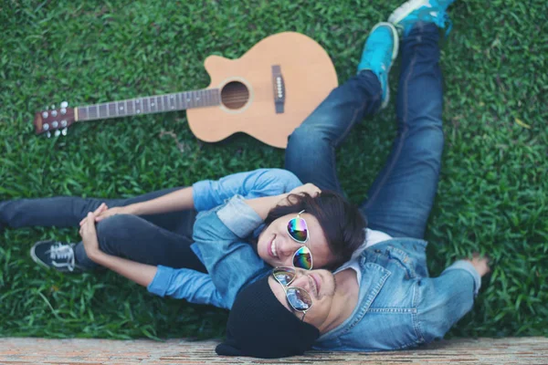 Δυο νέοι hipster ξοδεύουν χρόνο σε χρονολόγηση μαζί. — Φωτογραφία Αρχείου