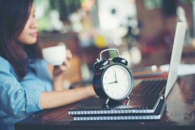 Kahve yudumlarken kafede dizüstü bilgisayar kullanan güzel hipster kadın