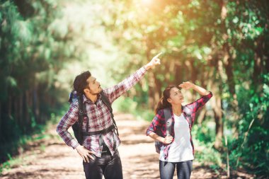 Genç bir çift için bir şey birlikte hiking sırasında bakmayı kes. 