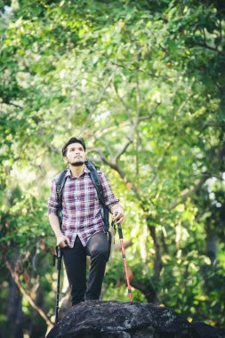 Genç hiker dinlendirici bir dağ, Enjoy doğa ve şeytan üzerine