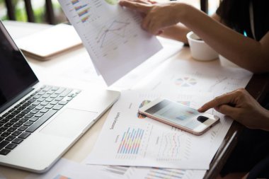 Borsa grafiklerde bulunan office iş adamları, iş. D'de