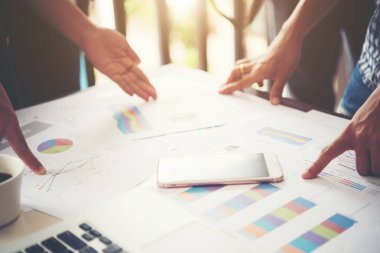 Borsa grafiklerde bulunan office iş adamları, iş. D'de