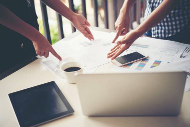 Borsa grafiklerde bulunan office iş adamları, iş. D'de