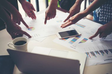 Borsa grafiklerde bulunan office iş adamları, iş. D'de