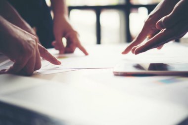 Borsa grafiklerde bulunan office iş adamları, iş. D'de