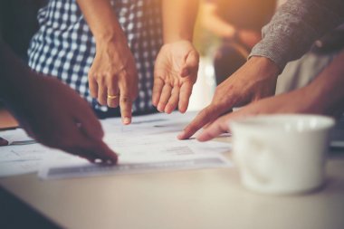 Borsa grafiklerde bulunan office iş adamları, iş. D'de