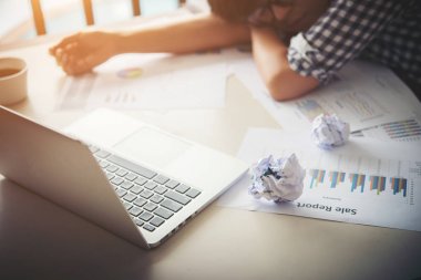 Yorgun iş kadını uykuda onun wor çalışırken bir dizüstü bilgisayar üzerinde