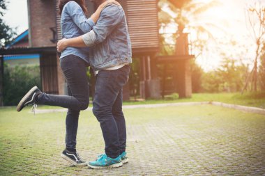 Hipster kaç içinde aşk yaz güneş ışığında öpüşme. Aşk öpücüğü st