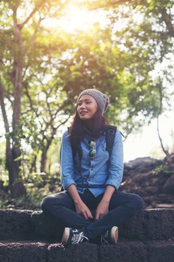 Genç çekici kadın anci için giderken sırt çantası ile dinlenme