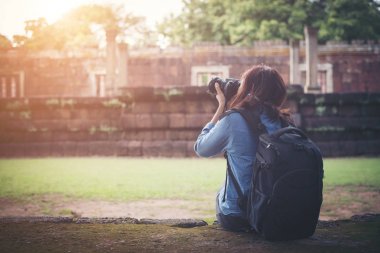Genç çekici kadın fotoğrafçı turist geliyor sırt çantası ile