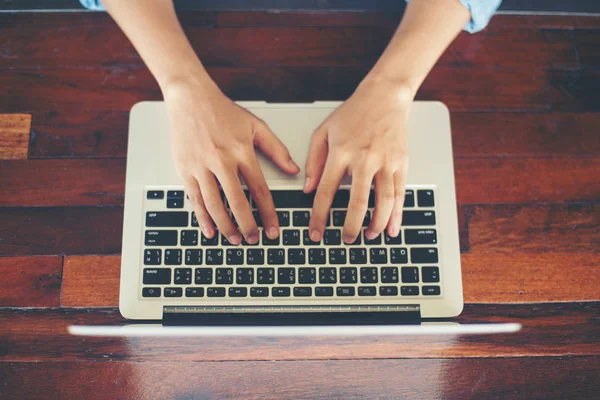 Jonge zakenvrouw werkt op laptopcomputer zittend in — Stockfoto