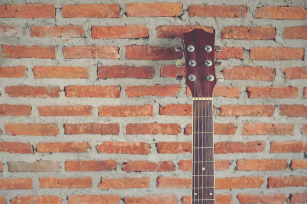 Classical guitar with brick background horizontal — Stock Photo, Image