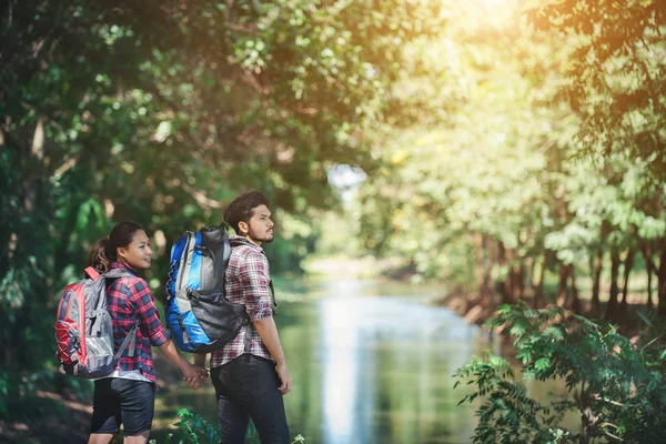 İki orman içinde birlikte hiking. Macera seyahat etmek tatil. Hap'ı — Stok fotoğraf