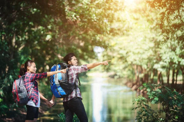 İki orman içinde birlikte hiking. Macera seyahat etmek tatil. Hap'ı — Stok fotoğraf