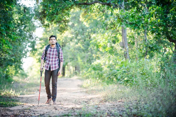 Junger Hipster-Mann läuft auf Landstraße bei Wanderungen im Urlaub — Stockfoto